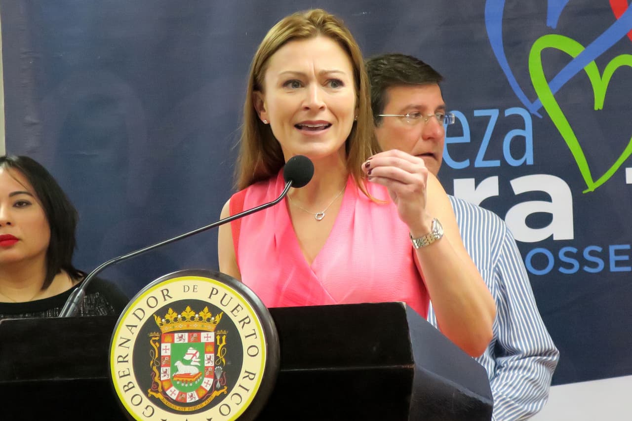 MIA16 - SAN JUAN (PUERTO RICO), 14/08/2017.- La secretaria del Departamento de Educación de Puerto Rico, Julia Keleher, ofrece declaraciones hoy, lunes 14 de agosto de 2017, en una rueda de prensa en la Escuela Julián E. Blanco de Santurce, distrito de San Juan (Puerto Rico). El nuevo curso escolar del sistema público en Puerto Rico comenzó hoy en medio de recomendaciones de recortes para contrarrestar la falta de liquidez del Gobierno y tras el cierre de cerca de 160 escuelas durante el pasado año. La crisis económica que ahoga a la isla es la razón principal de la clausura de estas escuelas, la cual provocó que 42.000 estudiantes menos se hayan matriculado este año en relación al ejercicio anterior, según dijo hoy en rueda de prensa la secretaria del Departamento de Educación local, Julia Keleher. EFE/Jorge Muñiz