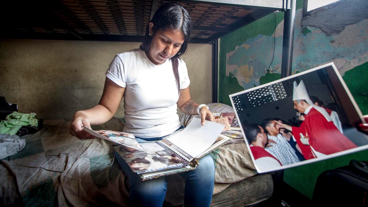 La hermana de Roberth Cabello revisa un álbum de fotos familiares.