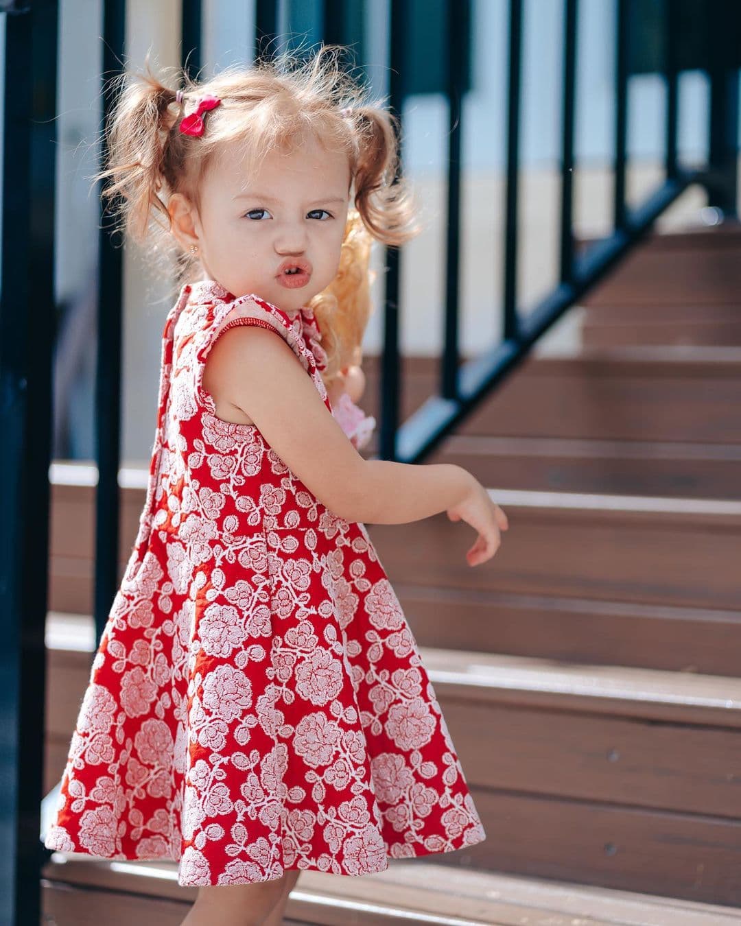 El tiempo ha pasado muy rápido, Chloé Sophia luce enorme. Aún recordamos cuando su mami anunció en el show que llegó a este mundo el 2 de febrero de 2019 a las 12:11.