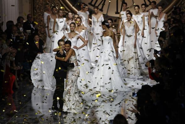 El diseñador que actualmente es la mente maestra de estos vestidos es el francés Herve Moreau.