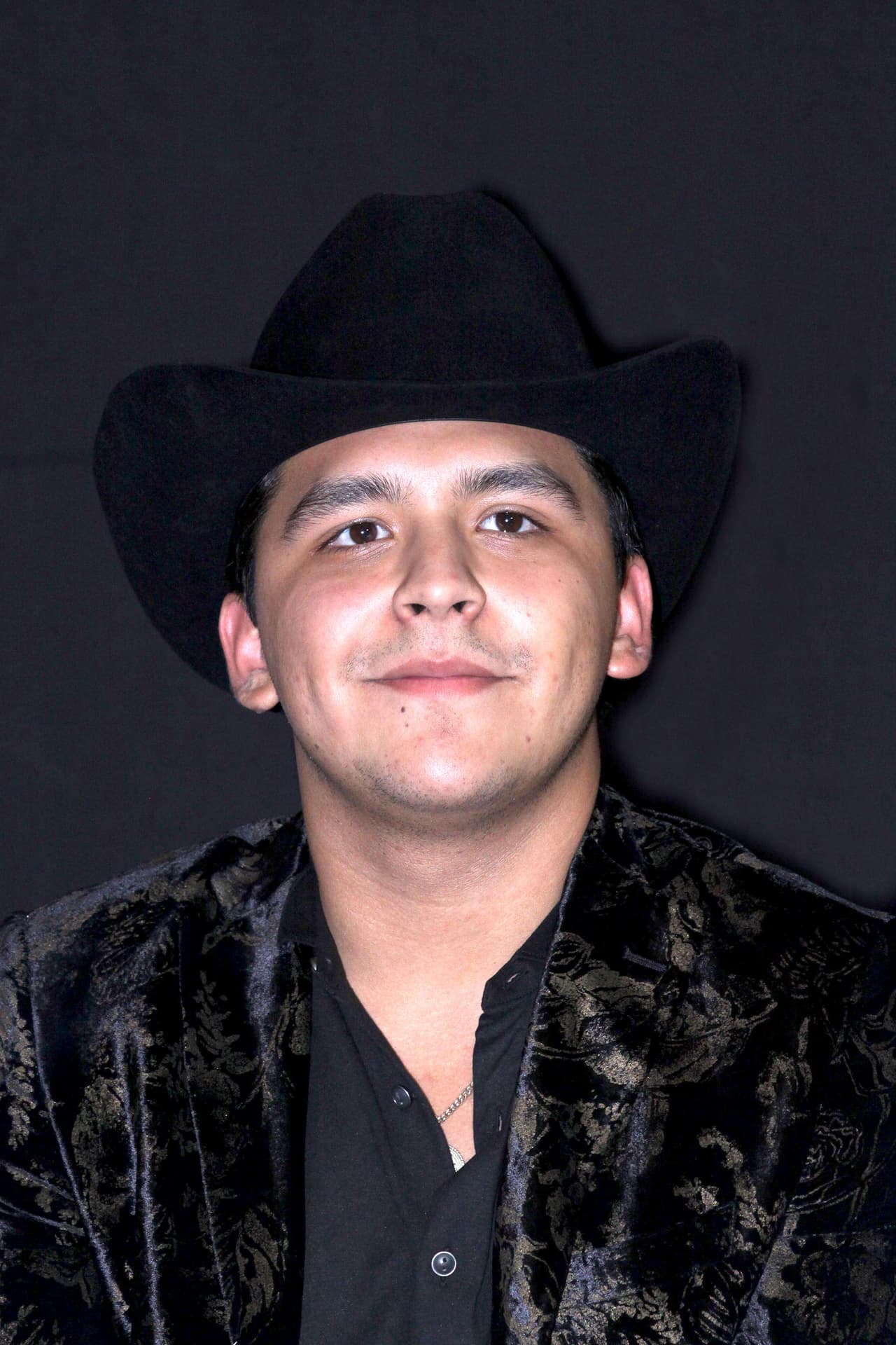 En ese entonces, Christian tenía 18 años y presumía un look con sombrero, traje, botas, rostro afeitado y una tierna sonrisa.