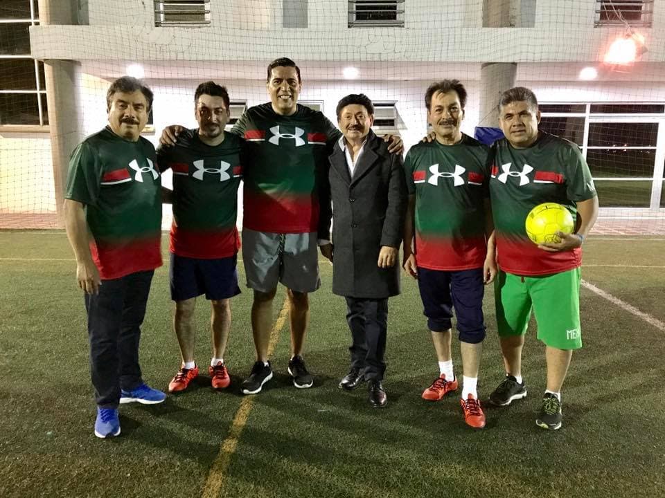 Para relajarse después de tantas horas de viaje, los músicos y parte de su staff, jugaron una 'cascarita' con jóvenes colombianos.