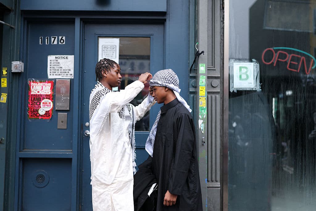 En el barrio de Bedford-Stuyvesant, numerosos fieles se congregaron en la mezquita Masjid-At-Taqwa para participar en las oraciones matutinas.