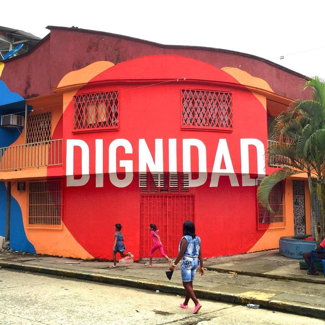 El objetivo de Boa Mistura es "humanizar la ciudad, que las ciudades estén vivas para el viandante de una forma inspiradora. Plantear temas en el espacio público, proponer reflexiones y visibilizar algunos temas, sobre todo en el caso de lugares más marginales. Para que el resto del mundo los vea y dejen de ser invisibles", explica Javier Serrano, uno de los integrantes del grupo, a Univisión Trends.
<br>