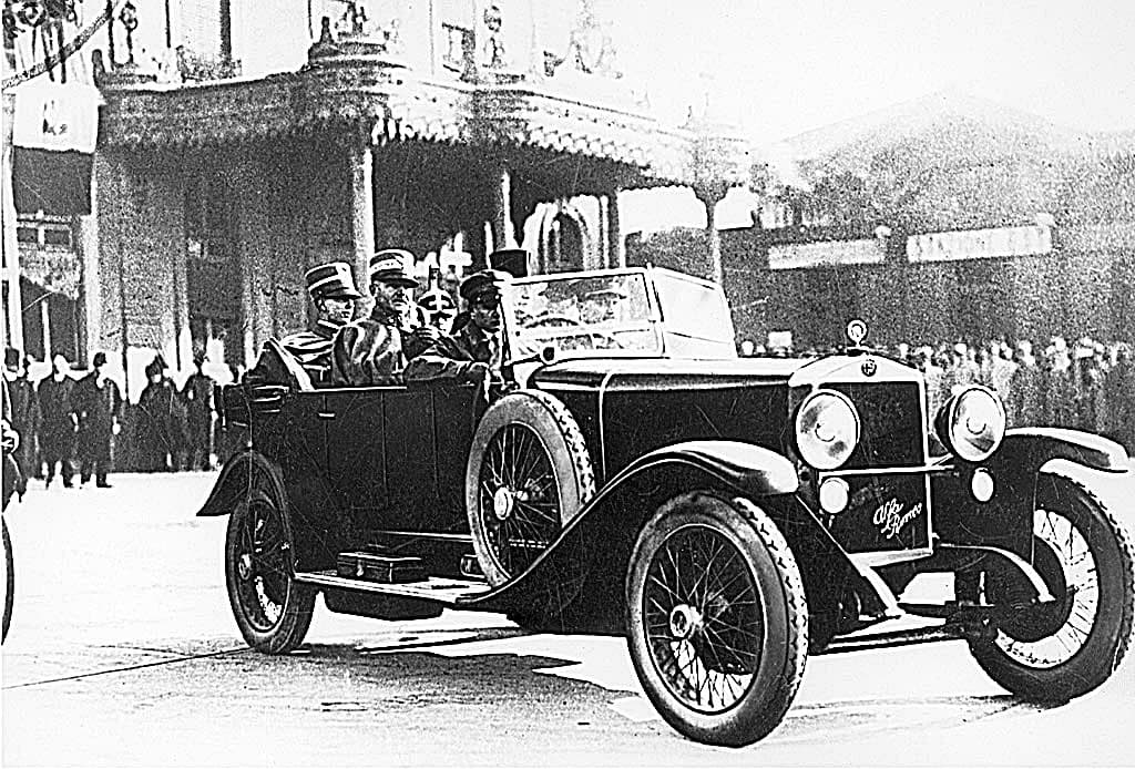 Terminada la guerra, Alfa Romeo resumió sus operaciones como fabricante de carros. Ofrecieron el Alfa Romeo RL entre 1922 y 1927, el que sería su primer carro deportivo en esta nueva etapa.