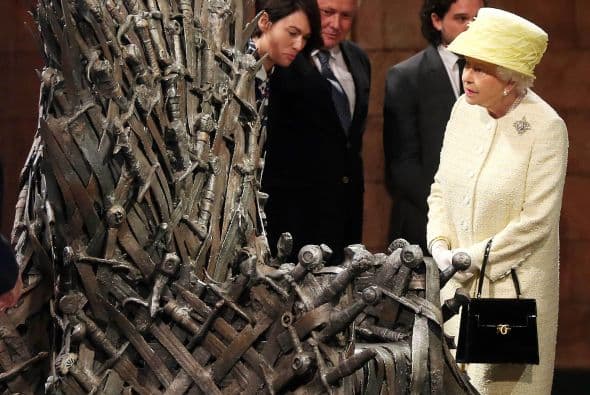 La reina Elizabeth II asistió a los estudios de filmación de la popular serie de televisión Games Of Thrones (Juego de Tronos) en Belfast, capital de Irlanda del Norte, donde realiza una visita de tres días.