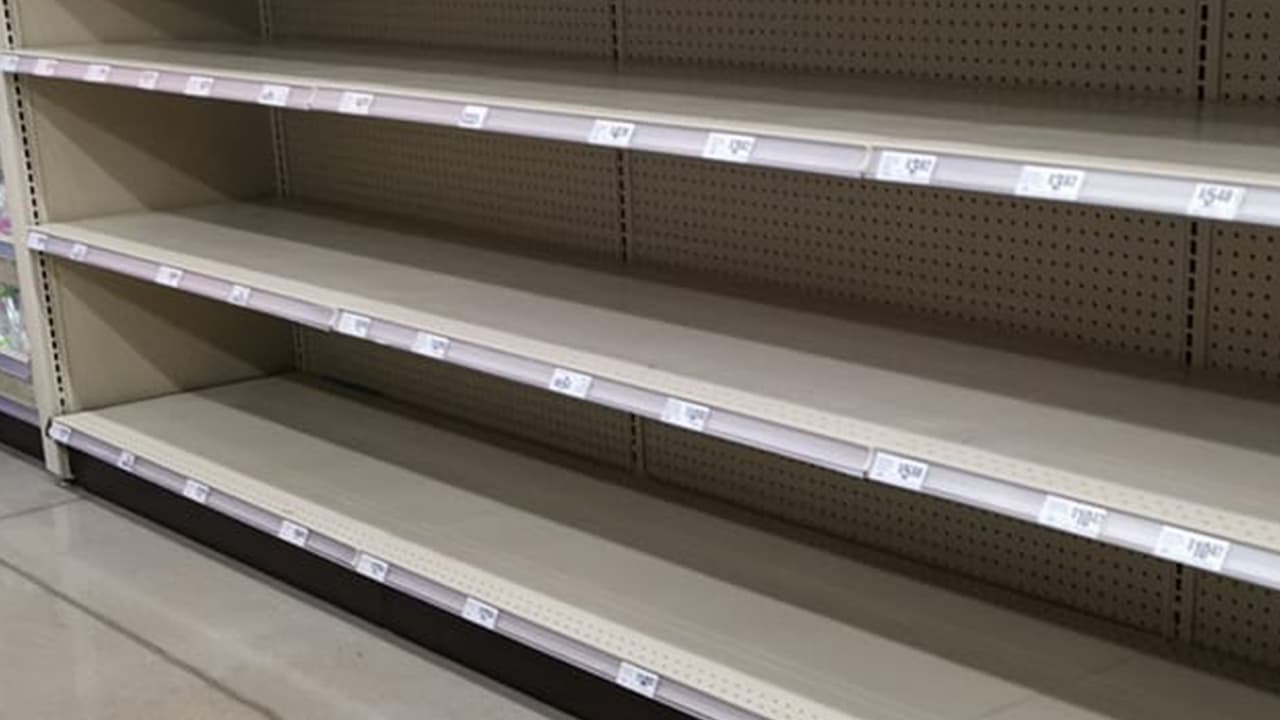 Con esto se encontró Claudia Marina Orellana cuando salió de compras esta mañana.