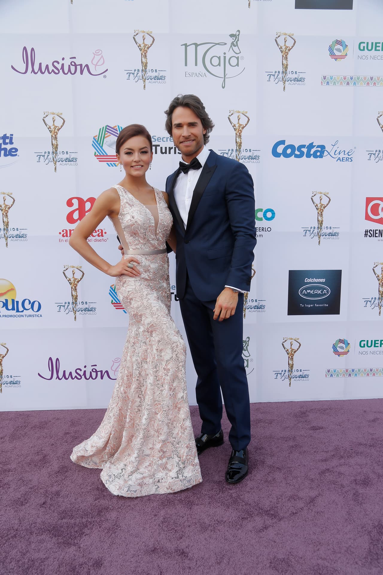 Angelique y Sebastián Rulli fueron la parejita más esperada en la alfombra de los Premios TVyNovelas.