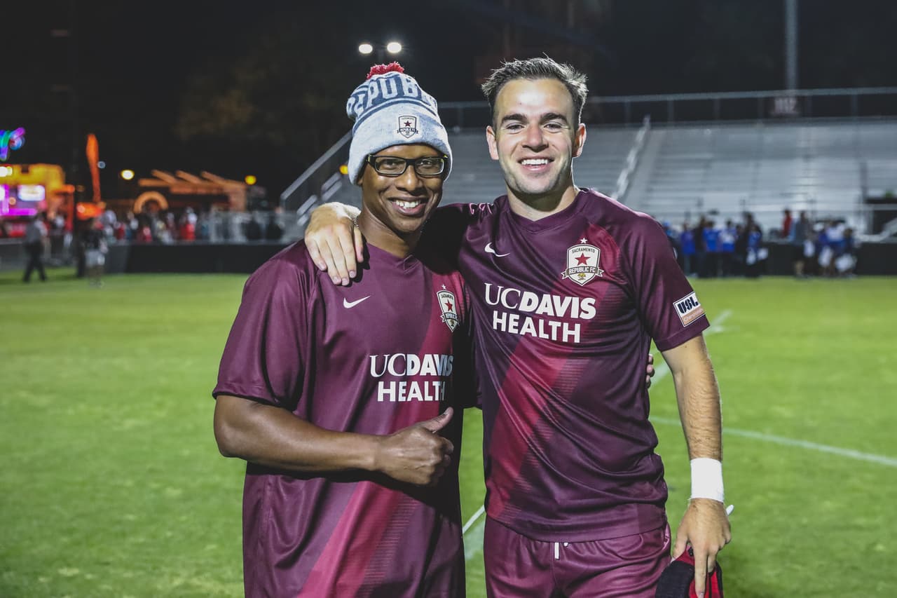 Desde ese momento, Edwin se convirtió en un ferviente aficionado. Cuando fue liberado el club lo invitó a asistir a un partido durante su transición personal y su reintegración. Ahora asiste de manera frecuente a los partidos del Republic FC y es un orgulloso integrante de la comunidad.