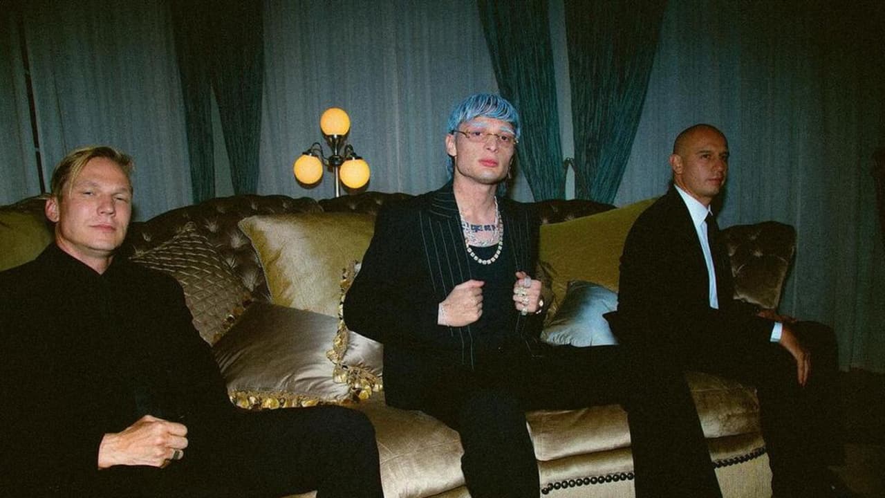 Para el video de la canción 'THE PEOLPE II' el cantante se tiñó el pelo de azul.