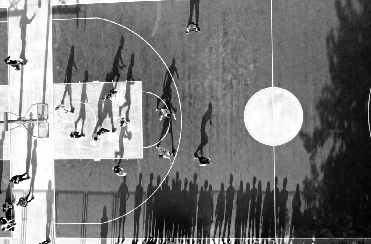 Un partido de baloncesto desde el aire.