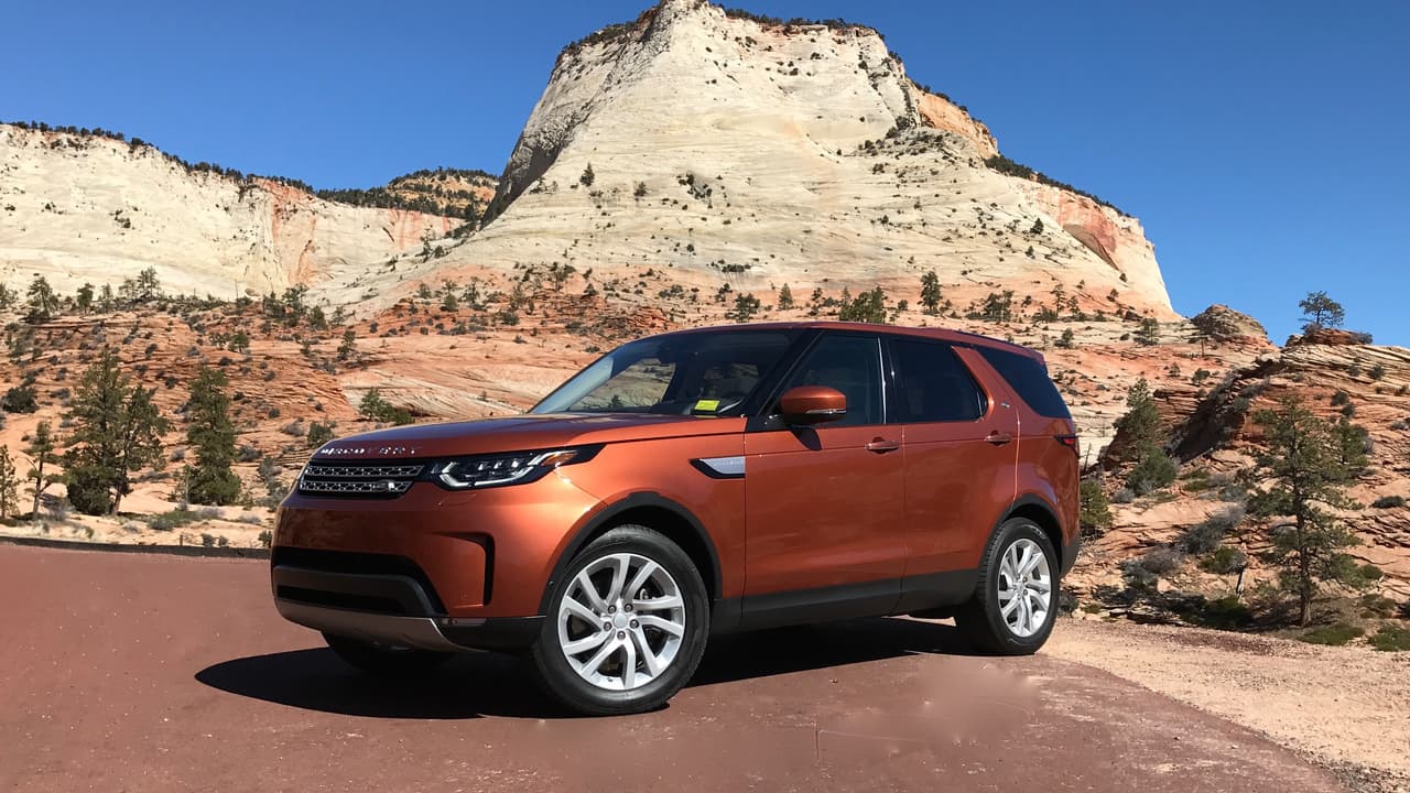 Los diseñadores de la nueva camioneta mantuvieron un 
<b>vestigial desnivel </b>en el techo sobre el respaldo de la segunda fila de asientos como un saludo a las antiguas generaciones que contaban con una prominente subida de altura en el último cuarto de longitud del techo.