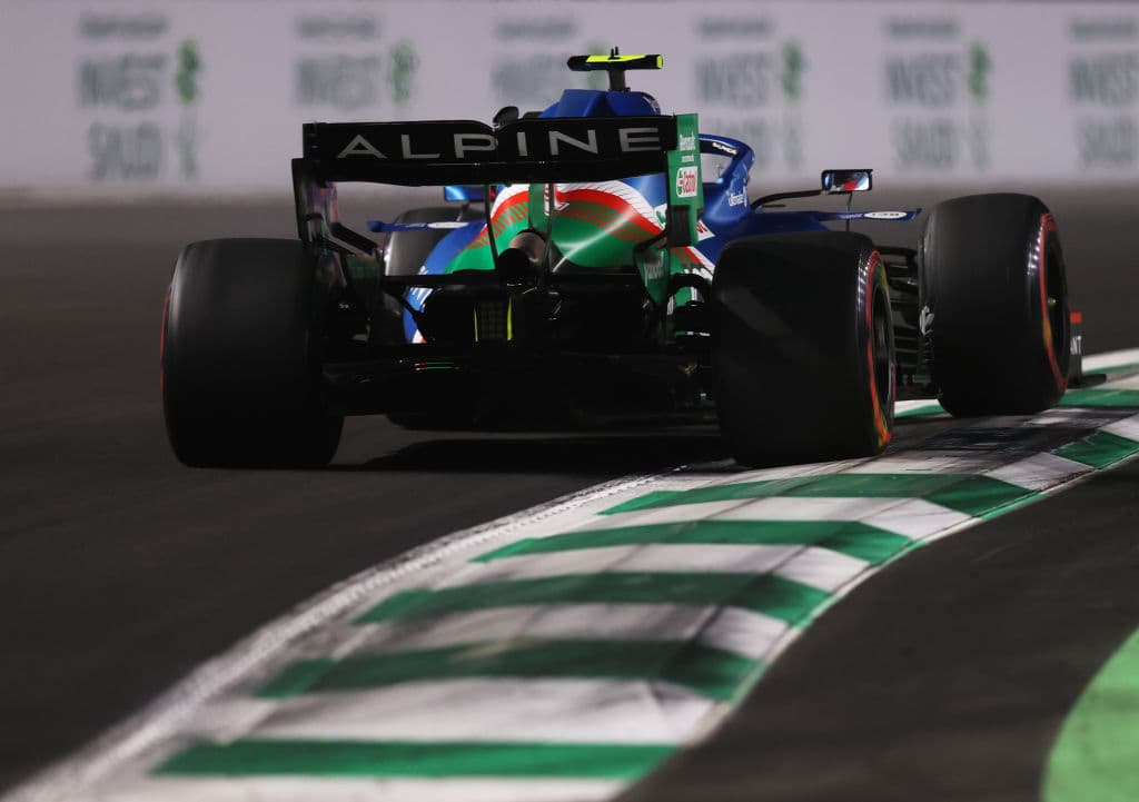 Lewis Hamilton se quedó con la pole position del Gran Premio de Arabia Saudita en el que Max Verstappen encendió las alarmas al tocar pared y terminar en el tercero de la Q3. El mexicano Sergio Pérez terminó quedándose en el quinto lugar en una emocionante clasificación.