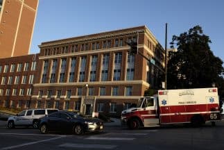 Ashoka Mukpo, el camarógrafo que contrajo la enfermedad en África occidental, está siendo tratado en Omaha, Nebraska.