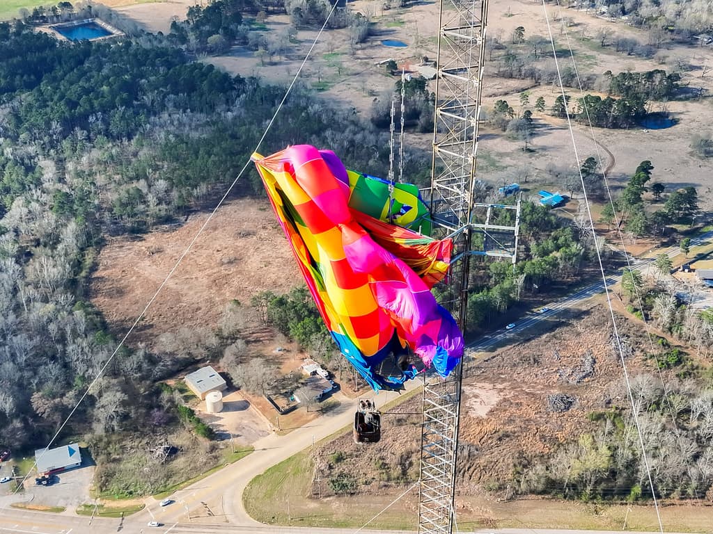 Dos personas, cuyas identidades aún se desconocen, volvieron a la vida el sábado, 28 de febrero, cuando un equipo de expertos, liderados por los 
<b>Bomberos de <a href="https://www.univision.com/local/dallas-kuvn/amenazas-tiroteos-preparatorias-texas" target="_blank">Longview</a></b>, logró rescatarlas 
<b>a 920 pies de altura </b>(equivalentes a unos
<b> 280 metros</b>), en esta ciudad, 
<b>al este de Texas</b>.