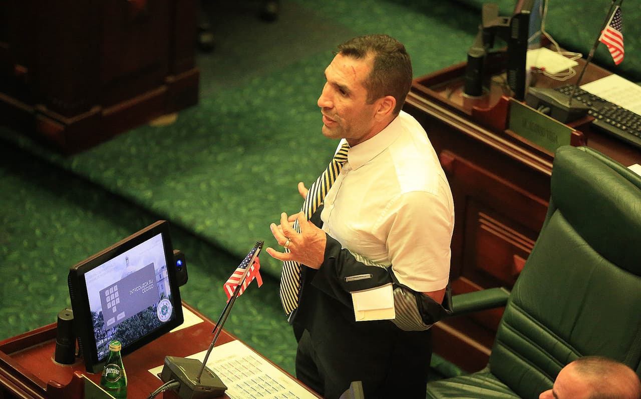 El representante PNP por el distrito 17 renunció a su puesto en la Cámara el 1 de agosto de 2018. Aunque Rivera Guerra informó que renunció para convertirse en profesor, semanas antes de su dimisión el legislador protagonizó un incidente violento en las afueras del Capitolio con manifestantes de movimientos sindicales.