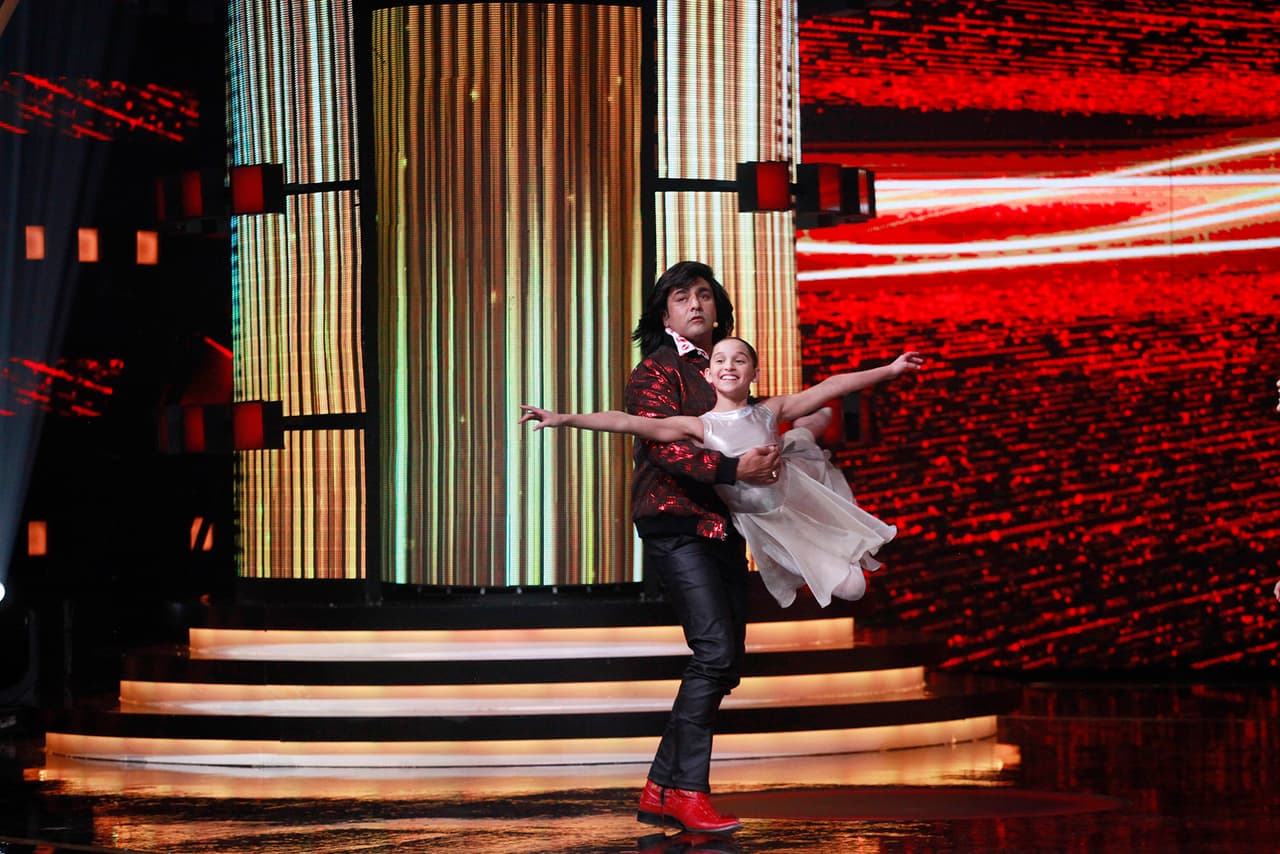 El juez la tomó entre sus brazos y le dio una que otra vuelta.