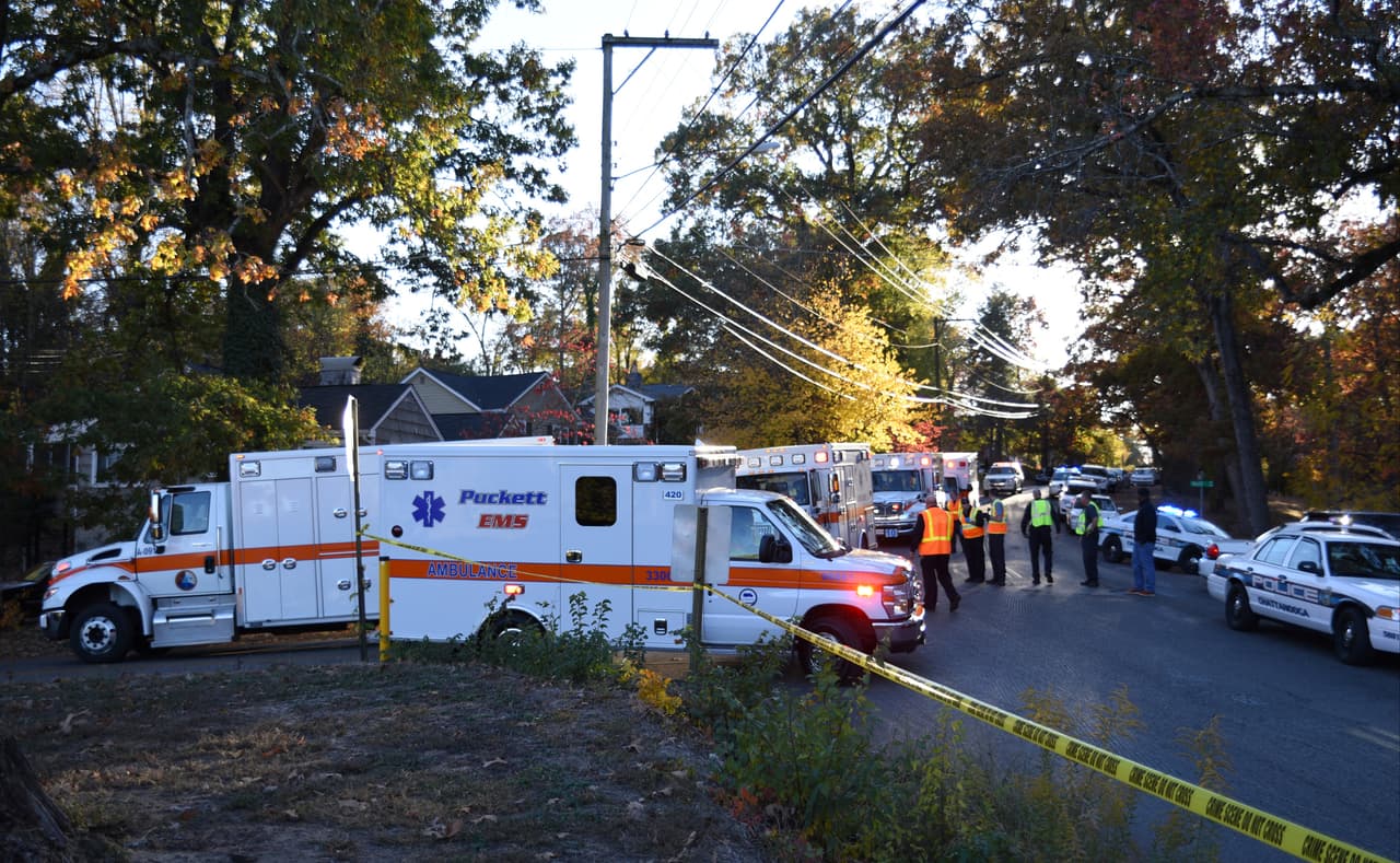 Al menos seis niños murieron y unos 23 resultaron heridos al accidentarse este lunes el autobús de una escuela primaria en Chattanooga, Tennessee. La información la confirmó el fiscal de distrito del condado de Hamilton, donde ocurrió el accidente. Cinco niños fueron hallados muertos en el bus y un sexto murió mientras era atendido en el hospital.