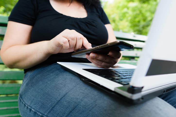 <b>Utiliza PayPal. </b>Es un sistema de pago seguro que permite que deposites dinero en una cuenta, o bien vincules tus cuentas bancarias a tu perfil de la página. La compañía hará de intermediaria entre el banco y tú, sin compartir tus datos.