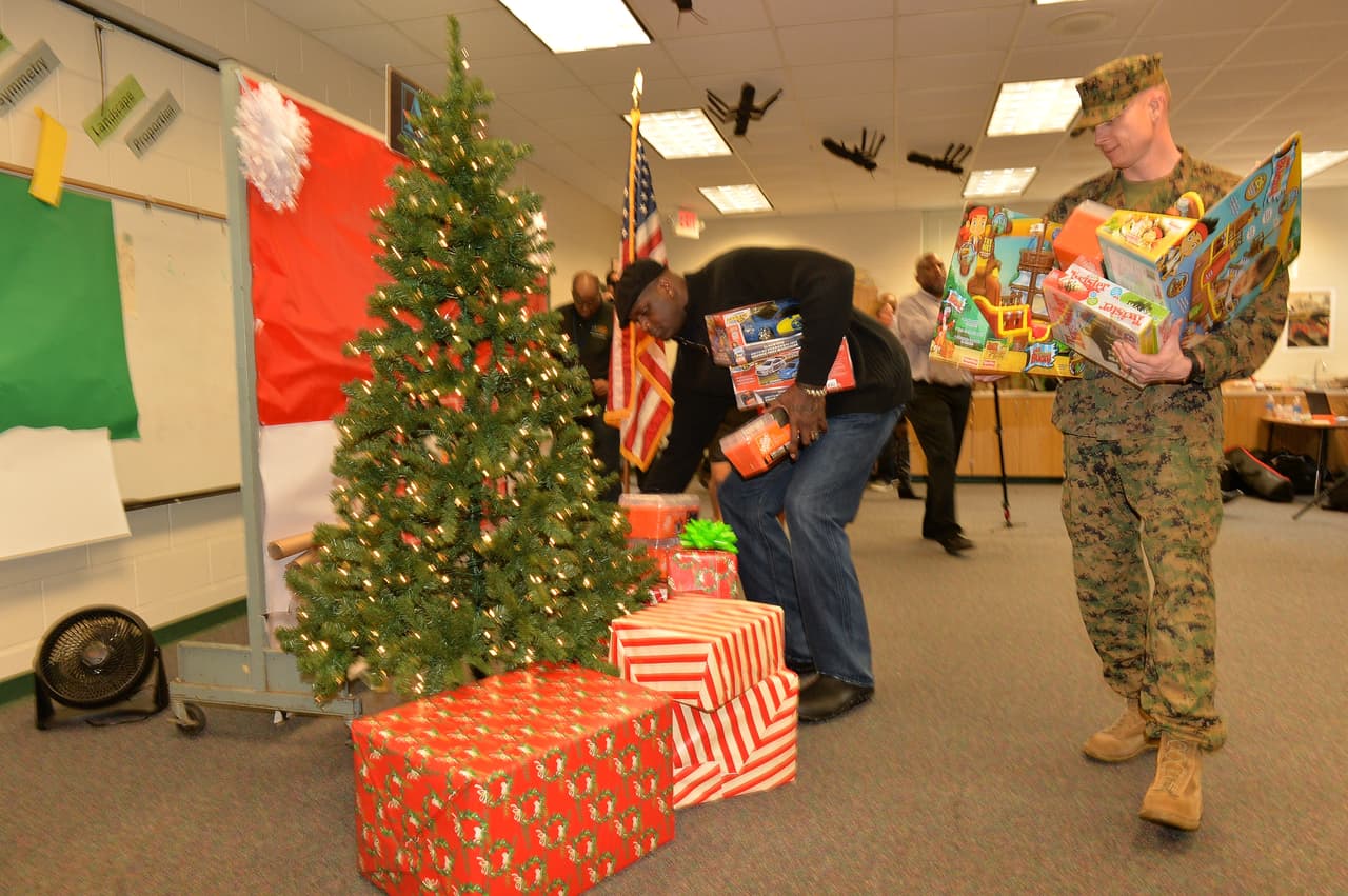 El programa Toys for Tots es administrado por el Cuerpo de Marines de EE. UU. A menudo se asocian con otras organizaciones sin fines de lucro, como el Salvation Army. Ofrecen juguetes, dinero, regalos y ropa a familias menos afortunadas. El contacto principal es info@chicagolandtft.org o puedes aprender cómo donar o pedir juguetes. aquí: https://www.toysfortots.org/request_toys/Default.aspx