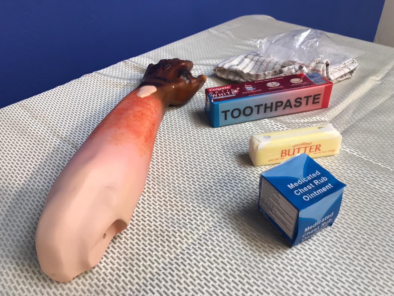 Los rescatistas indican que muchas veces vemos que las personas usan pasta de diente o mantequilla, o Vick Vapor Rub, entre otros, en estas heridas y no es recomendable.