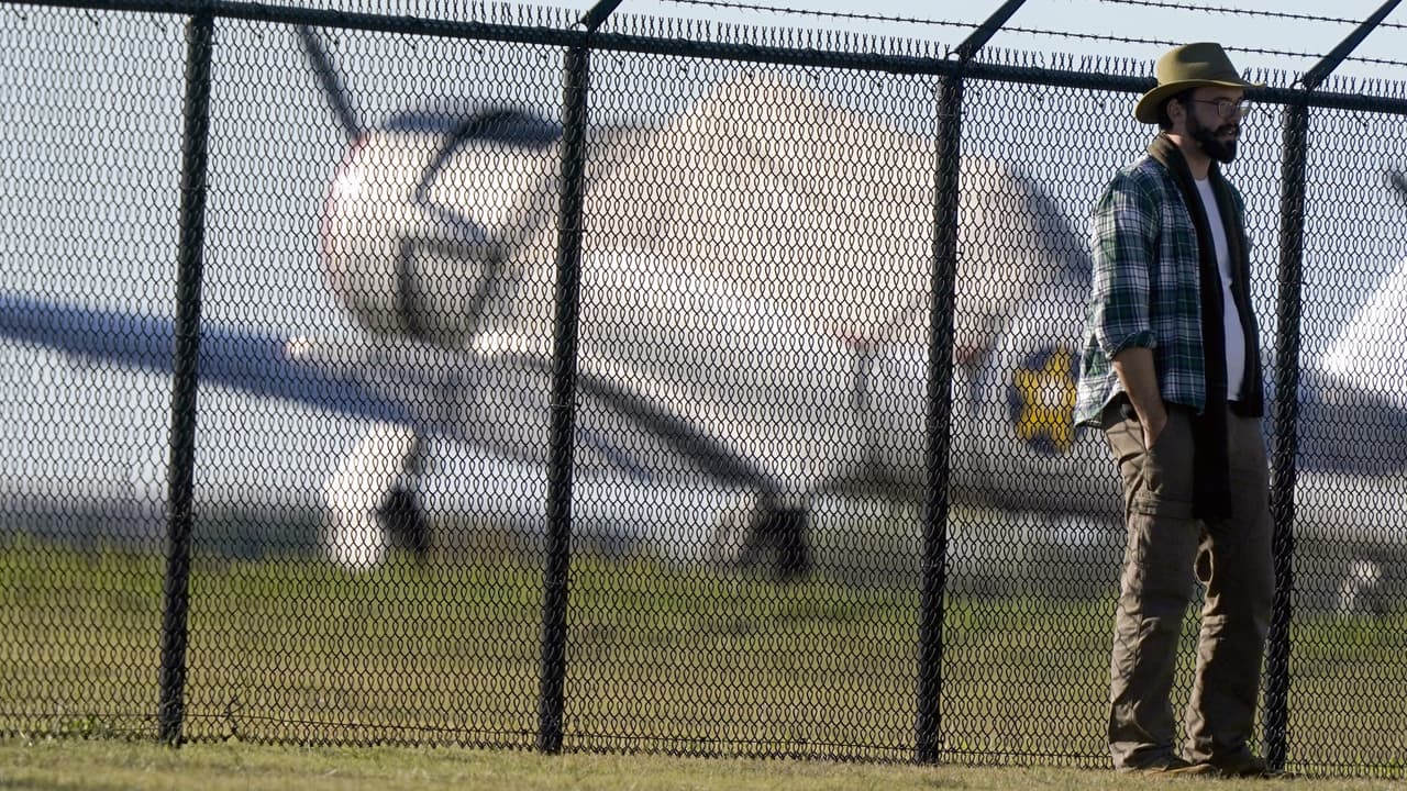 El P-63 Kingcobra es un caza de combate utilizado por la Fuerza Aérea de Estados Unidos 
<b>durante el principio de la Segunda Guerra Mundial</b>, luego el modelo fue exportado a la Unión Soviética. En la fotografía, una persona posa delante de algunos aviones participantes en la exposición aérea de este sábado.