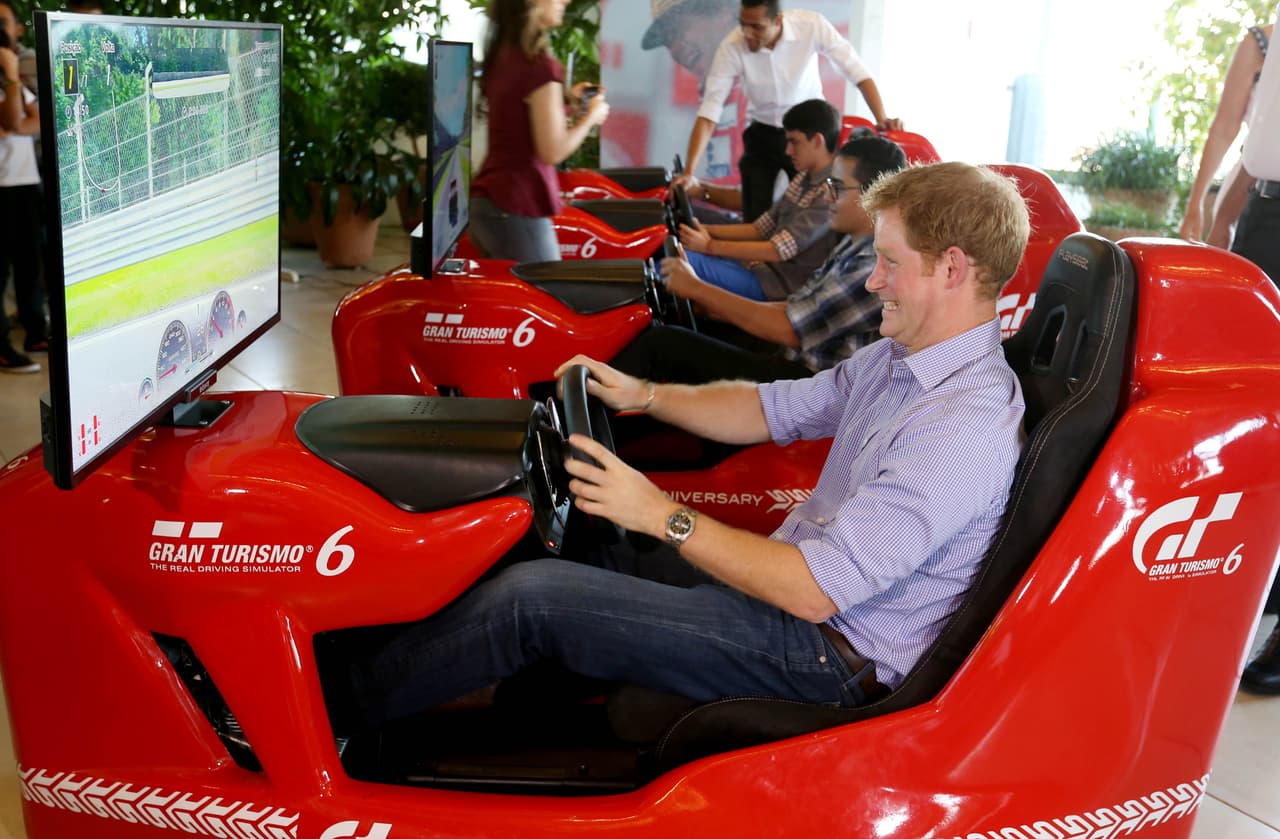 En está imagen de junio de 2014 Harry disfruta de un rato en uno
<b>simulador de manejo de Fórmula 1 </b>en el instituto Ayrton Sena en la ciudad brasileña de Sao Pulo.