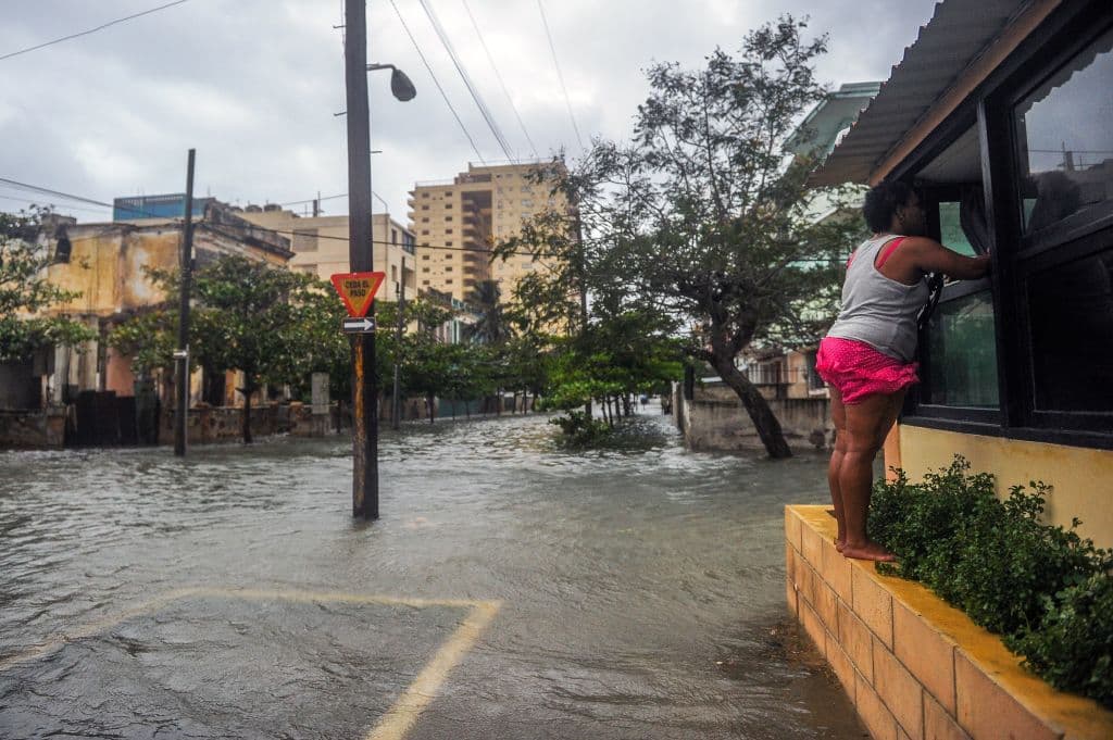 Las autoridades cubanas advirtieron del peligro de salir a la calle mientras el huracán se alejaba hacia los Cayos de Florida.