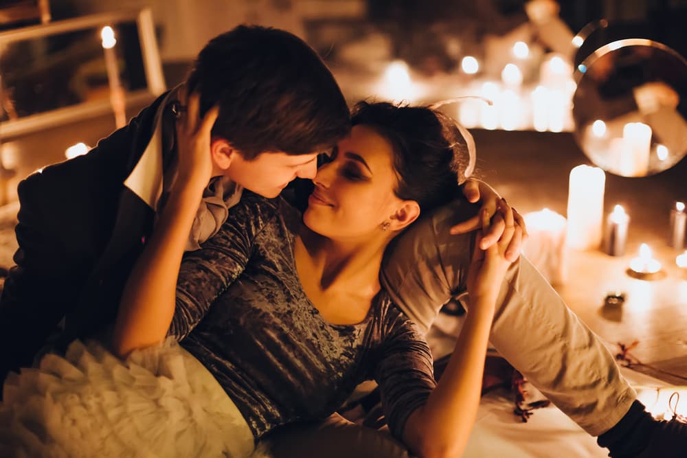 <b>Sagitario: Pon en marcha tu espontaneidad y desenfado</b>
<br>La influencia del plenilunio saca a flor de piel toda la sexualidad sagitariana que te embellece y atrae volviéndote irresistible en el amor. No hay pareja que se te resista y por eso debes aprovechar bien este ciclo para dejar tu huella única en la relación. No pases por alto los detalles, el color púrpura o violeta y las flores de ese color así como velas aromáticas también con esas tonalidades contribuirán a crear una atmósfera especial en tu alcoba. También puedes explorar los primeros efluvios del amor espontáneo en un sitio donde puedas expresarte tranquilamente y luego culminar en casa lo que quedó pendiente.