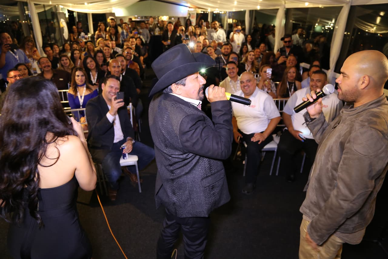 Raúl 'El Pelón', Carla Medrano y El Feo premiaron a sus oyentes con una noche inolvidable al lado de Calibre 50 en un bote privado.