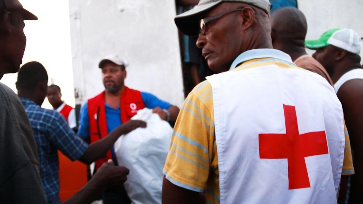 Distribución de ayuda de la Cruz Roja en Les Cayes.