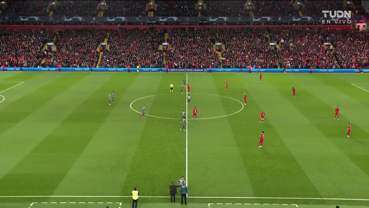 Arranca el partido y la pelota está en juego.