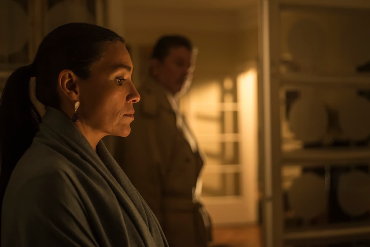 Después de ser removido de su cargo como el enlace del gobierno y los grupos narcotraficantes, el general Blanco buscó a los responsables de su caída. Sorpresivamente llegó al departamento de la periodista Gabriela Saavedra, quien escribió el reportaje que desvelaba las violaciones contra mujeres que cometió en el pasado.