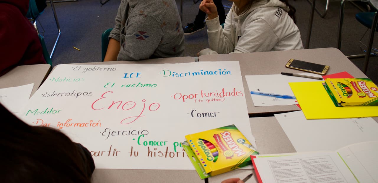 En las audiencias los niños deben contar abiertamente sus traumas como el abuso, la violencia, o el terrorismo del que fueron testigo. Esto deja muchas heridas abiertas que deben tratar en terapia.