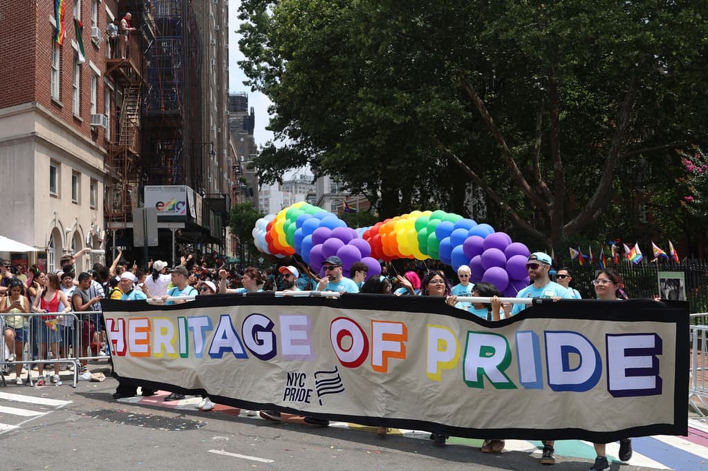 El Desfile de Orgullo LGBTQIA+ pasó por 
<b><a href="https://www.univision.com/noticias/estados-unidos/bandera-orgullo-gay-regresa-stonewall-trump-revierte-decision-sera-colocada-lugar" target="_blank">el bar Stonewall, en Greenwich Village,</a></b> donde en el 1969 se gestó la revolución por 
<b>los derechos de la comunidad que no era heterosexual </b>en Estados Unidos.
<br>
<br>En el año 2000, el bar fue declarado Monumento Histórico Nacional. Y 
<b>en 2016, el entonces presidente Barack Obama designó el área como 'Stonewall National Monument'</b>, siendo este el primer monumento en Estados Unidos que reconoce la lucha por los derechos de la comunidad LGBTQIA+.