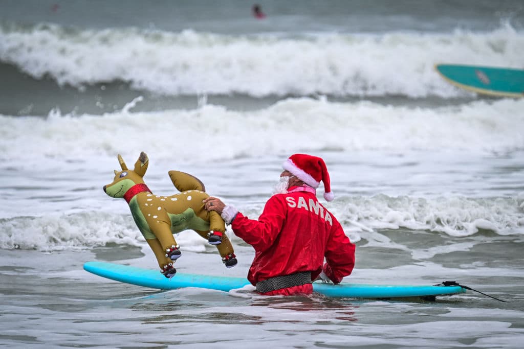 Solo en Cocoa Beach se pudo ver a 'Santa Claus' surfeando con al menos un 'venado'.