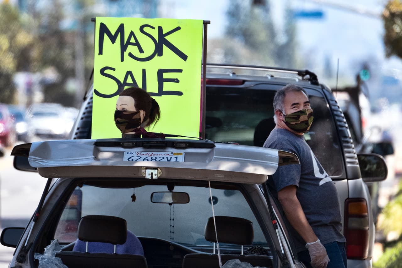 Un vendedor de máscaras en una calle de Los Ángeles el 26 de abril. "No permitiremos que un fin de semana deshaga un mes de progreso. Si bien el Sol es tentador, nos quedamos en casa para salvar vidas", escribió Eric Garcetti, alcalde de la ciudad, este domingo en un mensaje por Twitter.