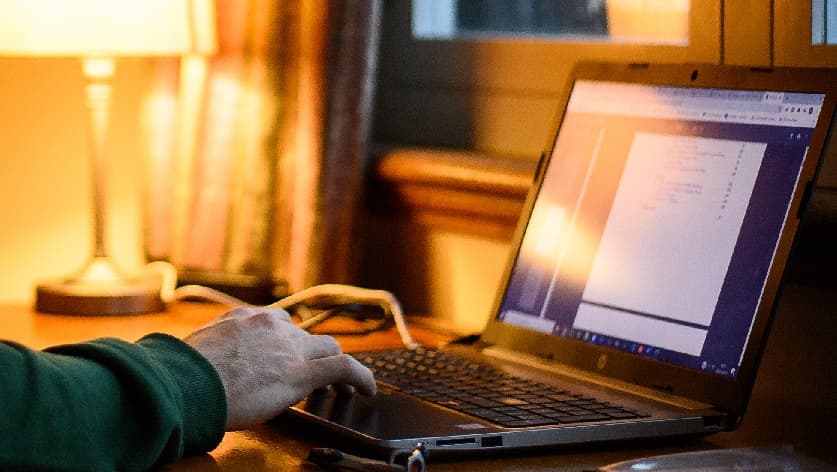 Video capta el momento en que es agredida una profesora durante su clase virtual