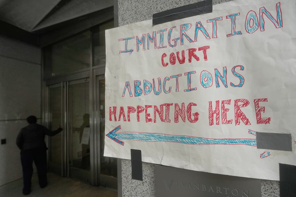 A la entrada del edificio donde están tanto las oficinas de ICE como la Corte de Inmigración, en el corazón de San Francisco, hay un mensaje que advierte que 
<b>"aquí ocurren secuestros"</b>.