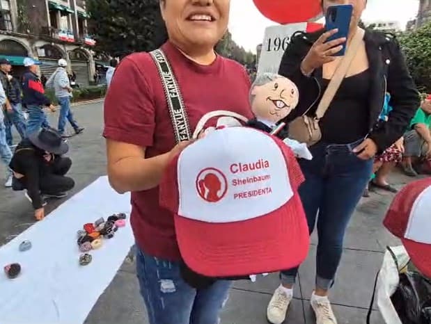 Había gorras con la silueta de la primera mandataria mexicana.