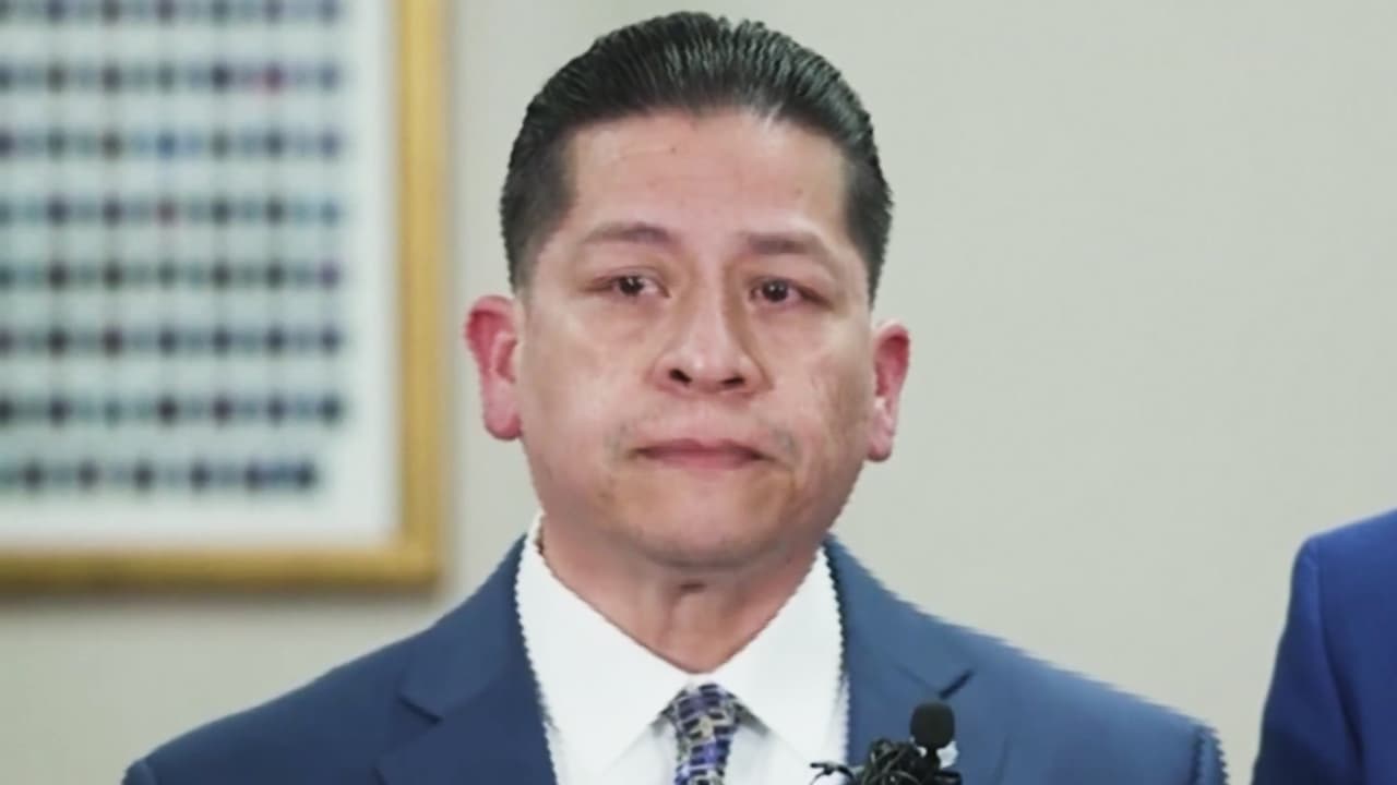 Tiroteo en escuela de Uvalde: Indignación de padres luego de que jurado declarara no culpable a exoficial escolar