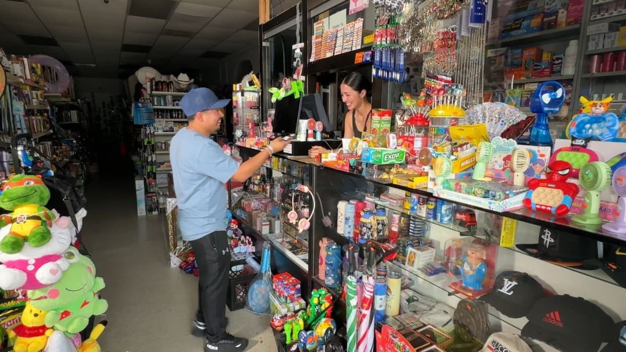 A pesar de que no hay servicio eléctrico, en el área de Spring Branch un comerciante decidió abrir su negocio para ofrecer apoyo a la comunidad. “Sabemos que la gente necesita cosas esenciales, entonces queremos proveer eso a la comunidad”, señaló Jorge.