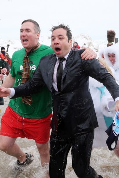 ¡Lo hizo!Mira lo congelado que quedó el comediante Jimmy Fallon luego de aceptar el reto que le hizo el alcalde de Chicago Rahm Emanuel de lanzarse a las congeladas aguas del Lago Chicago durante el Polar Plunge 2014 y con un temperatura de 2 grados