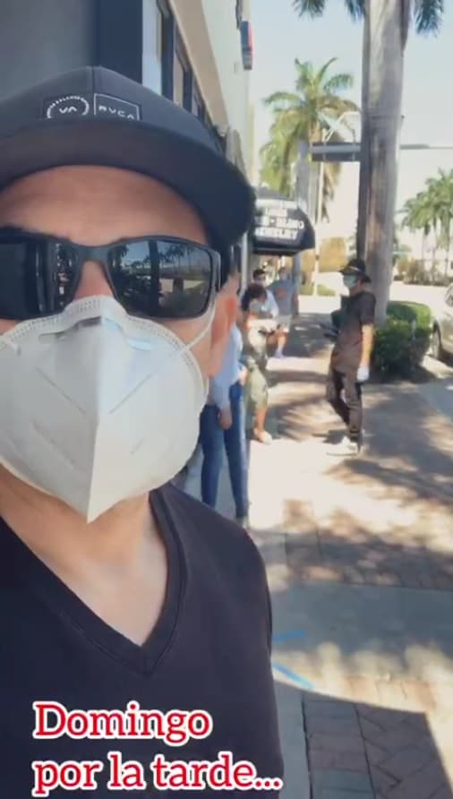 Desde hace algunos días, Carlitos había notado un ojo irritado, por lo que el pasado fin de semana acudió a una revisión médica y descubrió que tenía una infección.
<br>