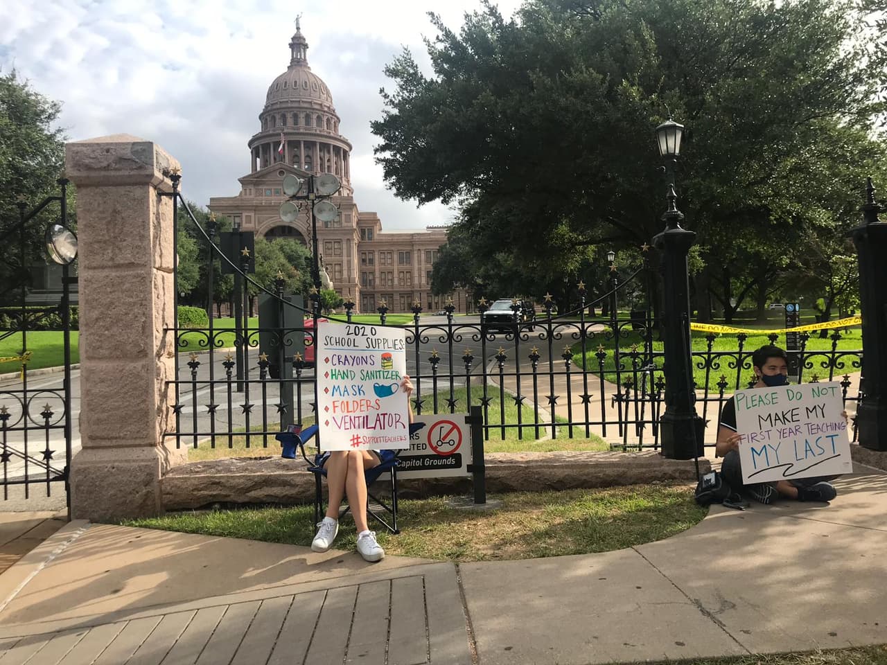 Un grupo de maestros se reunió frente al Capitolio del Estado de Texas, un día después de que la Autoridad Provisional de Salud de Austin, el doctor Mark Escott, advirtiera que docenas de estudiantes, si no cientos, podrían morir si los estudiantes regresaran a las escuelas este otoño.