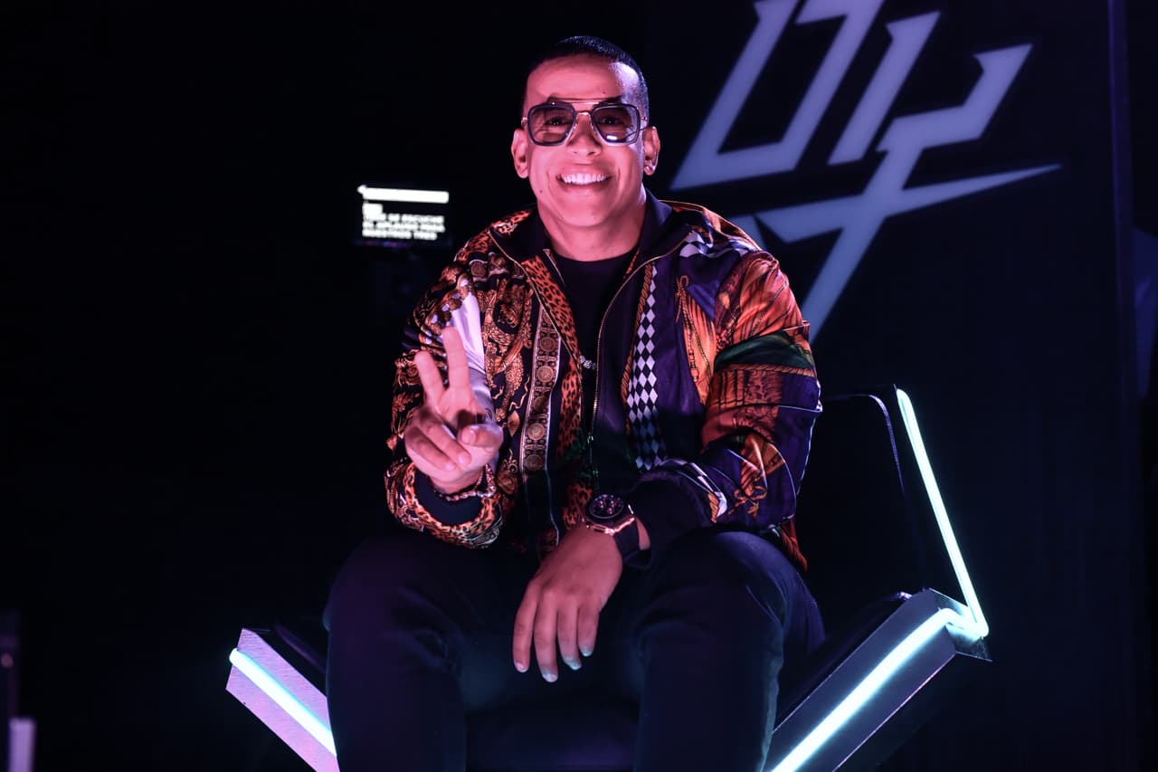 Vestido de negro de pies a cabeza y usando sus tradicionales lentes oscuros, Daddy Yankee ocupó su lugar. Estaba ansioso por conocer a las participantes.