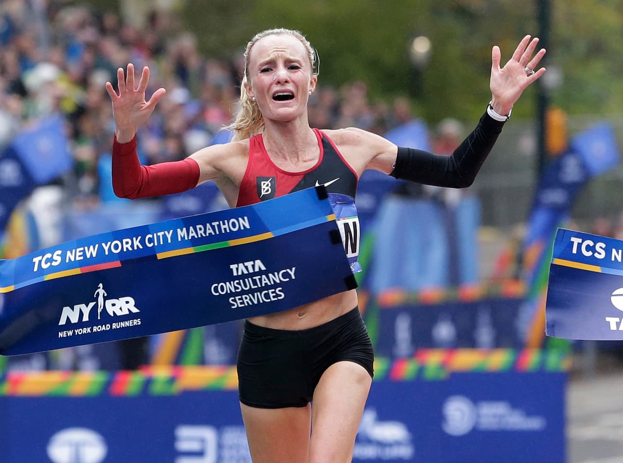En la prueba femenina, Flanagan, de 36 años, marcó un tiempo de 2h26:53 y con esta victoria se convirtió en la primera estadounidense que gana el maratón de Nueva York en 40 años.