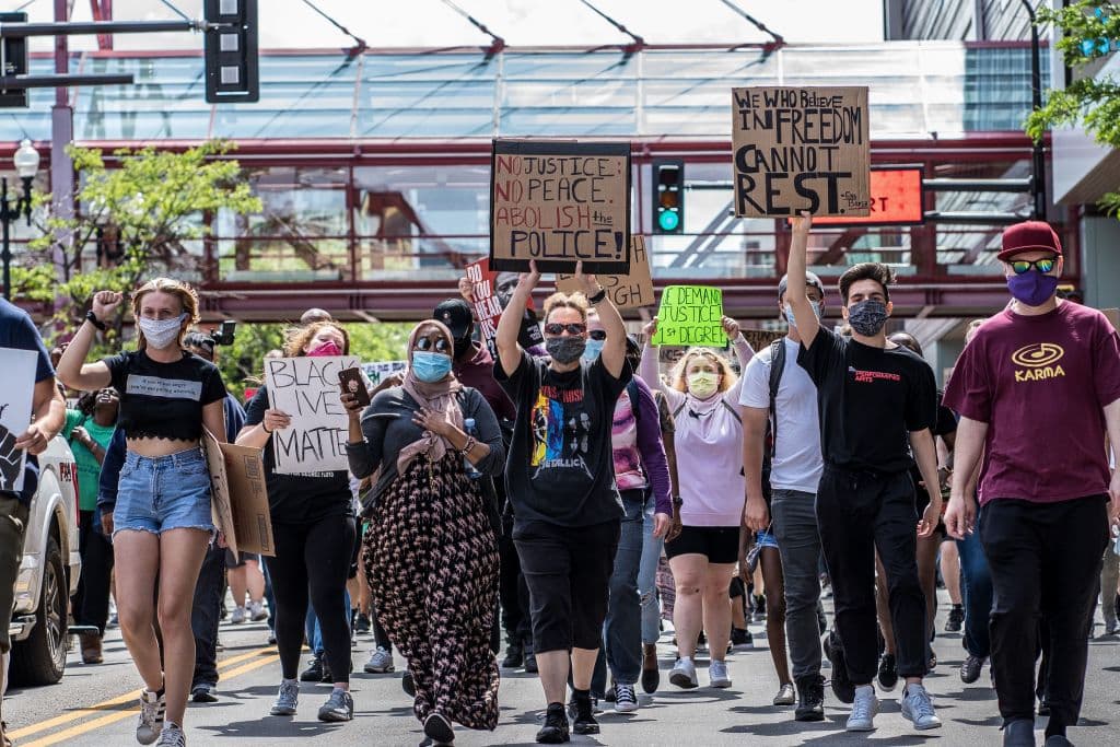 Manifestantes en Minneapolis. El Ayuntamiento de la ciudad aprobó una resolución para reemplazar su Departamento de Policía con un sistema de seguridad pública dirigido por la comunidad. Apenas unos días antes votó para disolver la Policía.
<br>