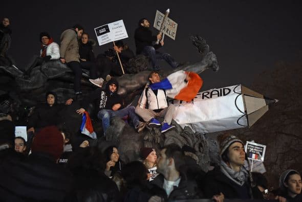 Como símbolo de la defensa a la libertad de expresión, muchos manifestantes llevaban lápices.