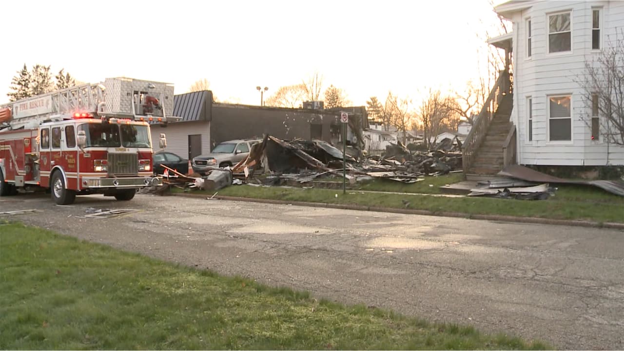 La pareja, identificada como Ron Taylor y Michaelle Devrese, indicaron que despertaron en la cama, donde una parte del techo había atrapado a la mujer. Ron pudo liberarla y ambos salieron de la casa. 
<br>